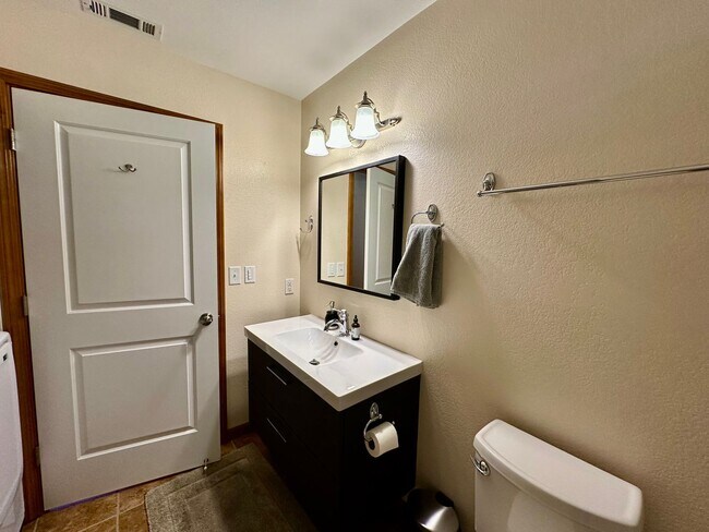 Building Photo - Stunning Running Y Ridge Home with Lake Views – Furnished or Unfurnished!