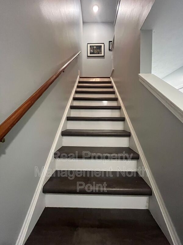 Building Photo - 5127 Village Green Way