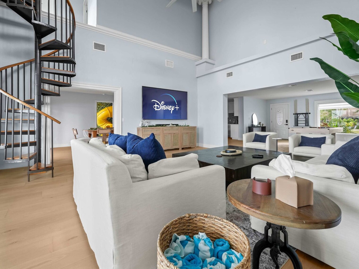 Building Photo - 4211 Lakeview Dr