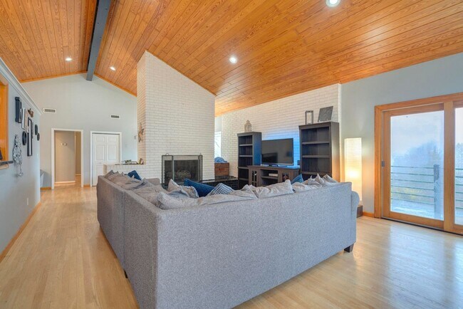 Building Photo - 202 Fincastle Dr