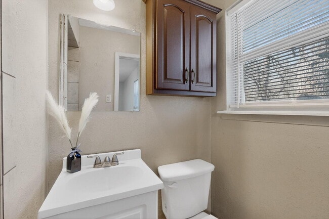 Building Photo - Charming 3-Bed Near TCU