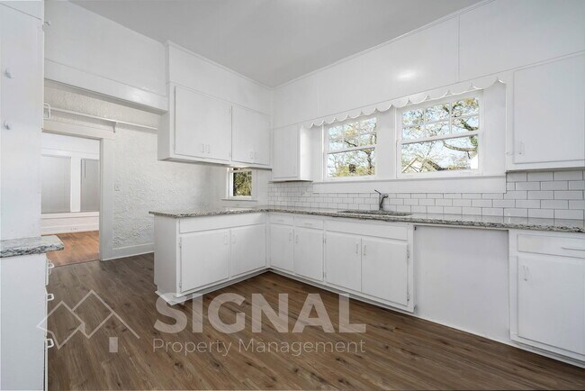 Building Photo - 1526 42nd St Ensley