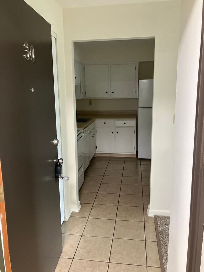 Building Photo - Rent Special through 5/31 - Convenient & N...