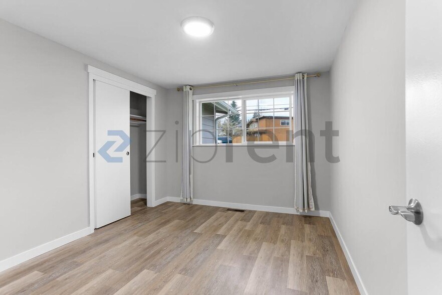 Building Photo - 1020 151st Ave SE