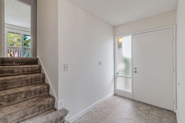 Building Photo - 2 bedroom, 2 bath townhome in the Northpoint HOA!