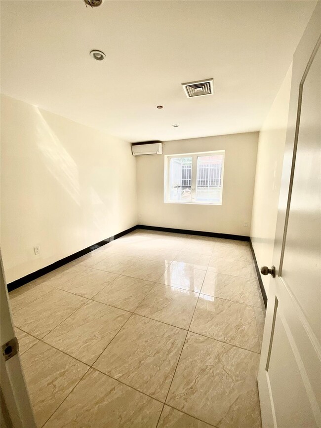 Building Photo - 329 Soundview Ln