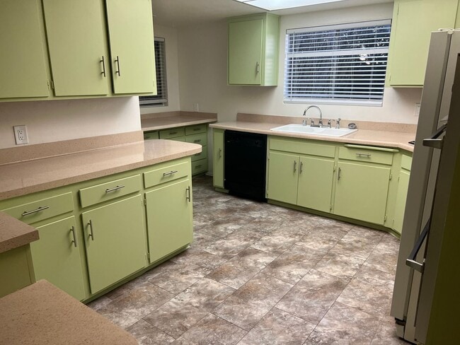 Building Photo - Large Home in Well Established Chula Vista Neighborhood