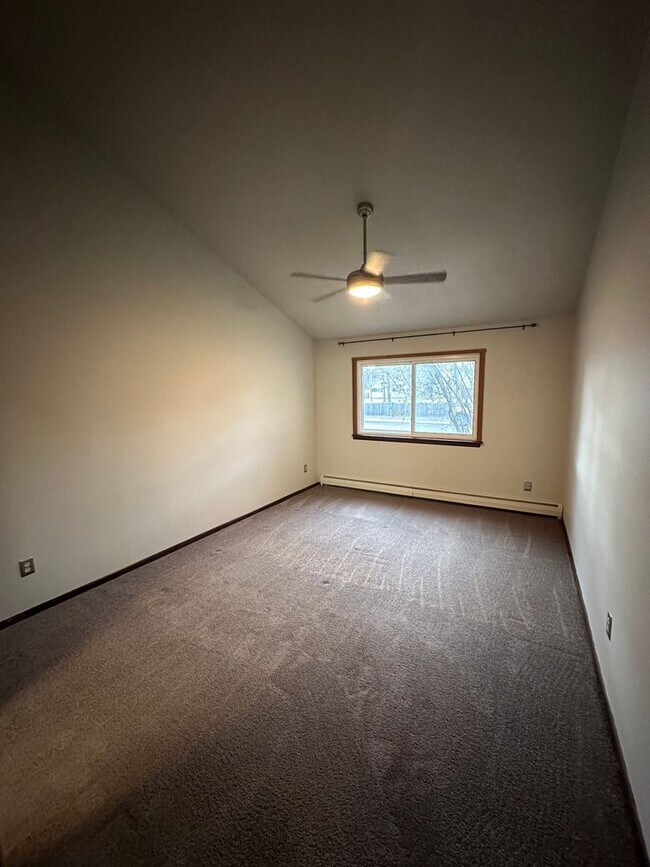 Building Photo - 2 BEDROOM 2 BATHROOM TOWNHOUSE WITH LOFT