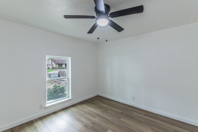Building Photo - Remodeled 2BR Home w/ Fenced Yard – Only $1395