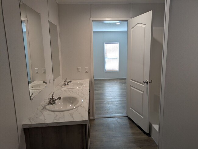 Building Photo - 1118 Old Tar Landing Rd