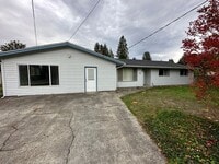 Building Photo - 3 Bedroom 2.5 Bathroom Hardwood Floors Fen...