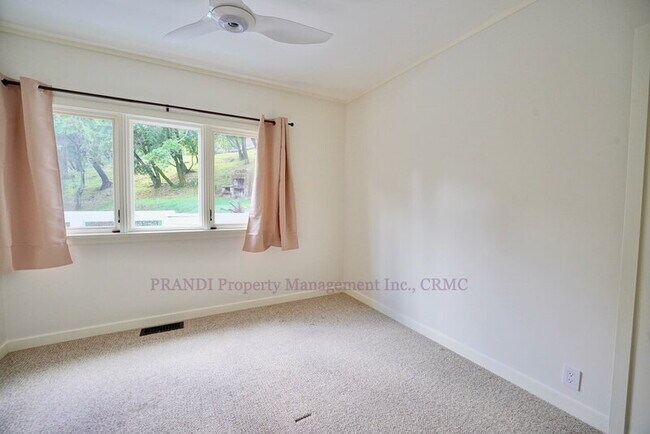 Building Photo - 61 Hickory Rd