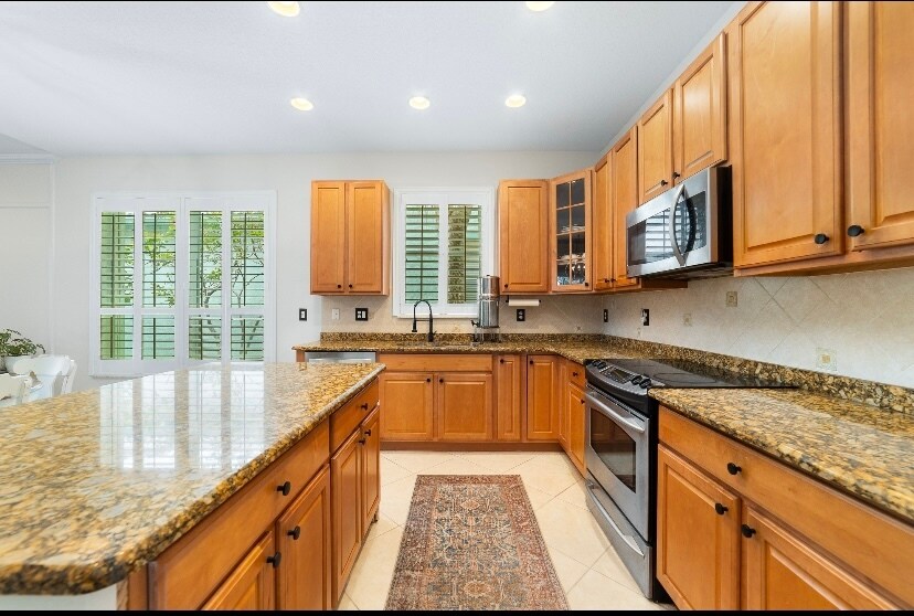 Building Photo - 4015 NW Deer Oak Dr