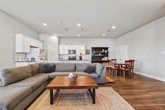 Building Photo - 501 Peace Dr