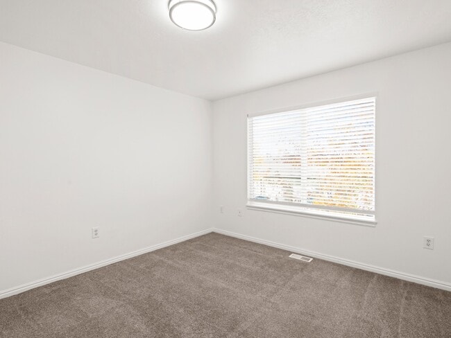 Building Photo - 5047 W Rock Butte Rd