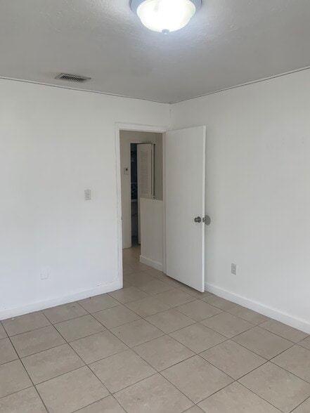 Building Photo - 2261 W 53rd St