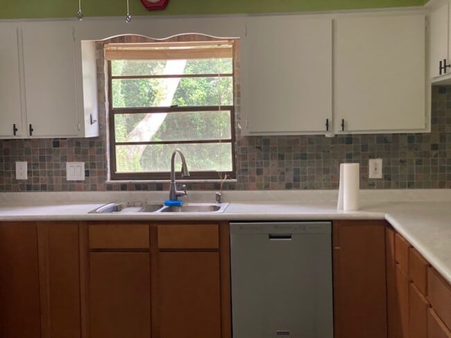 Building Photo - Brandon home available soon!