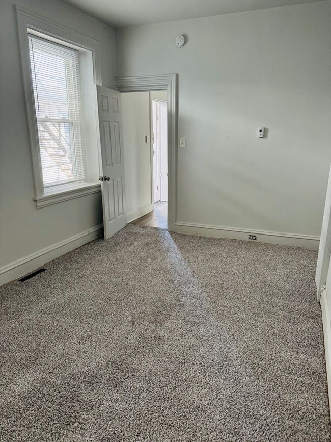 Building Photo - 328 W King St