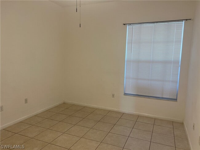 Building Photo - 3841 Schoolhouse Rd E