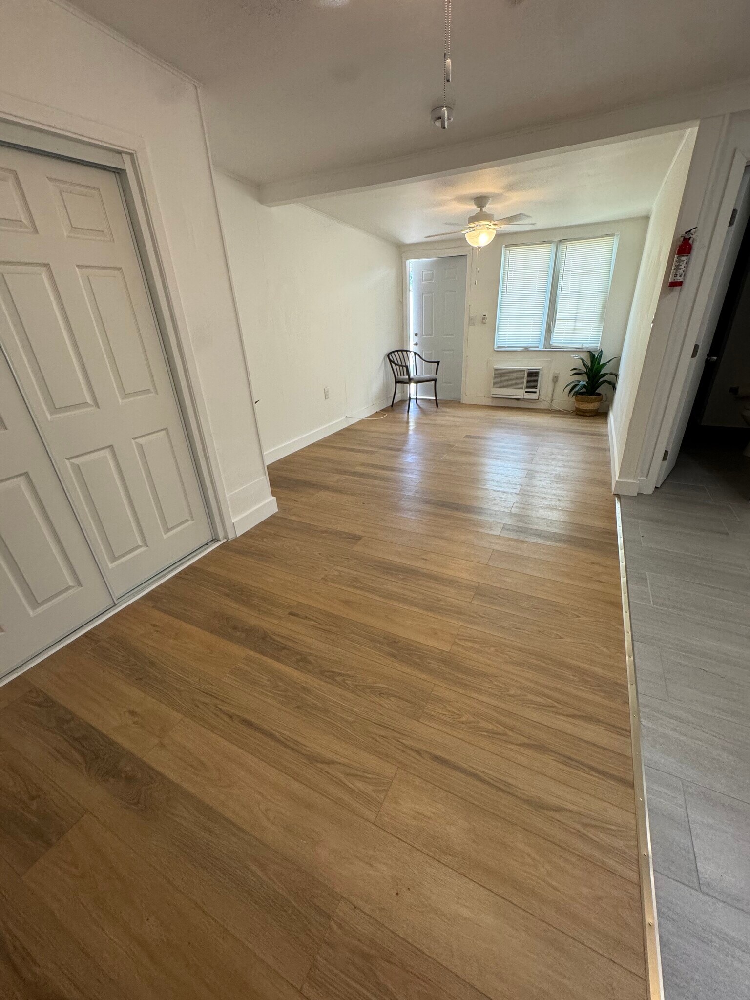 WOOD FLOOR - 2210 Thomas St