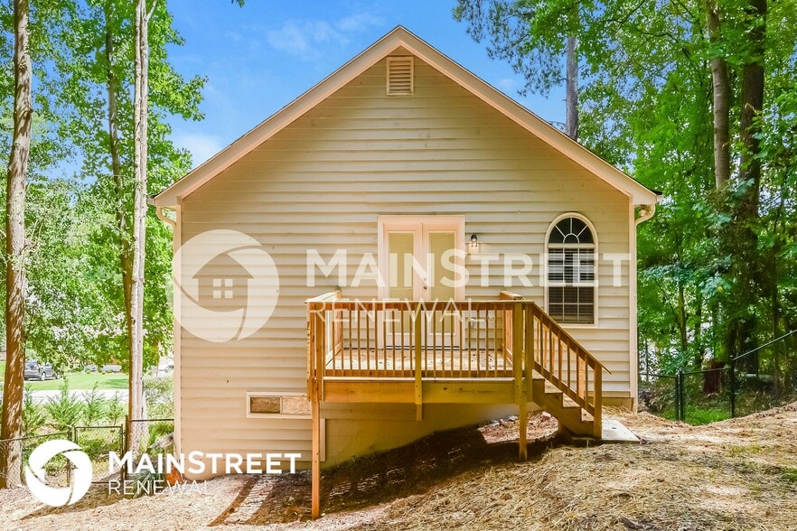 Building Photo - 657 Lake Dr SW