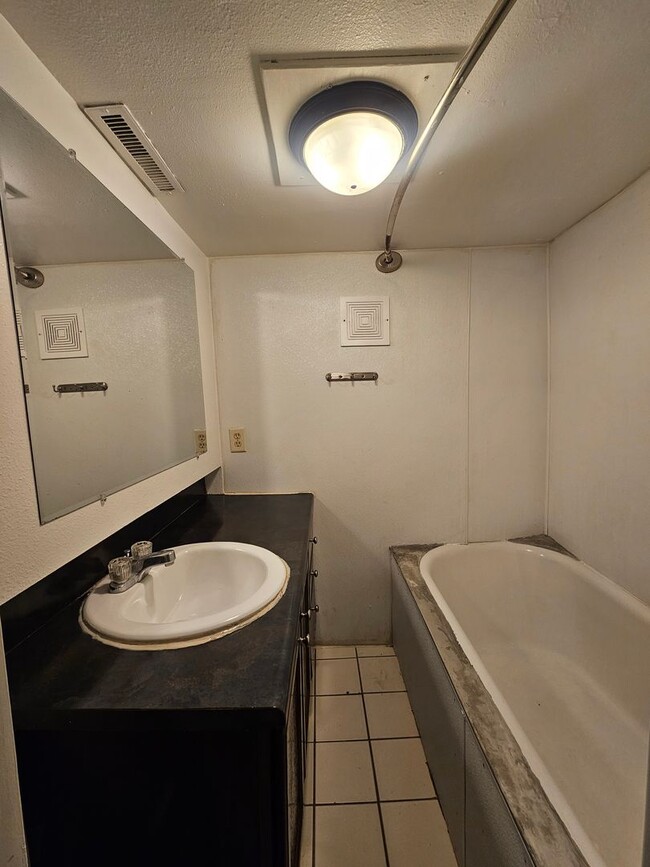 Building Photo - r1319LBP