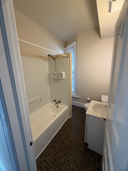 Building Photo - 336 College Ave