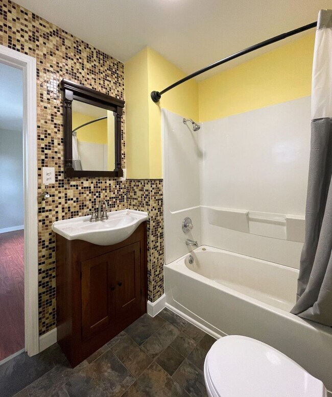 Building Photo - Updated 3-Bed 1-Bath Home