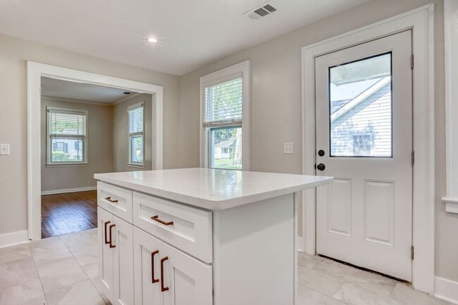 Building Photo - Renovated 2 bdrm home in East Savannah