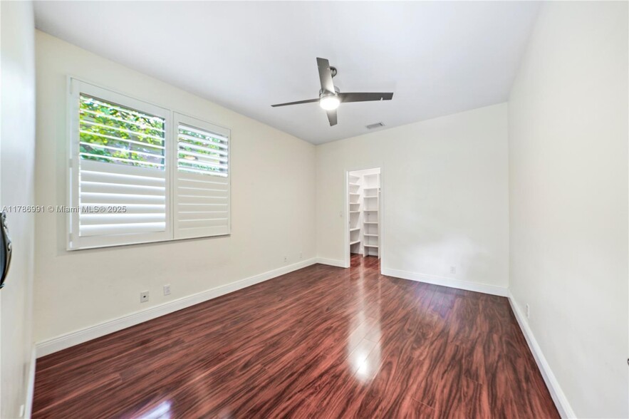 Building Photo - 2724 Oakbrook Dr