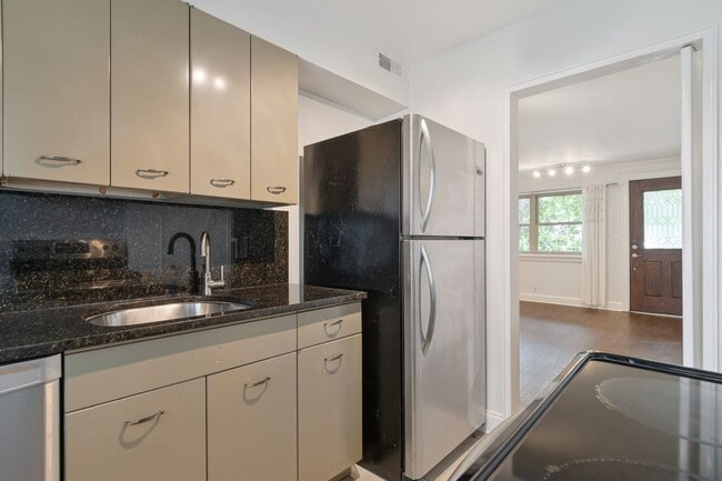 Building Photo - Quaint Westchester Condo