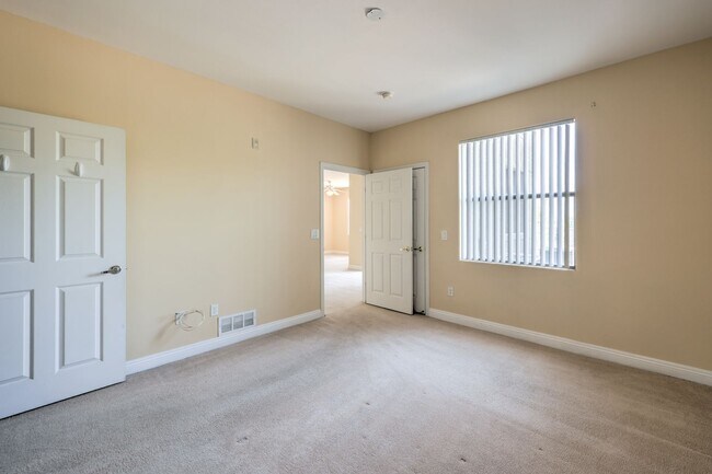 Building Photo - SW- 2 Bedroom Condo!