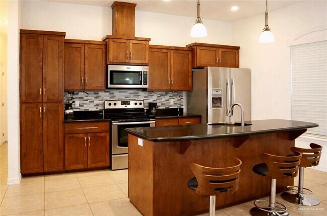 Building Photo - 16 Mimosa St