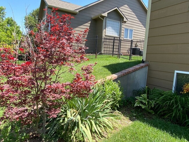 Building Photo - 840 N Bedford Ct