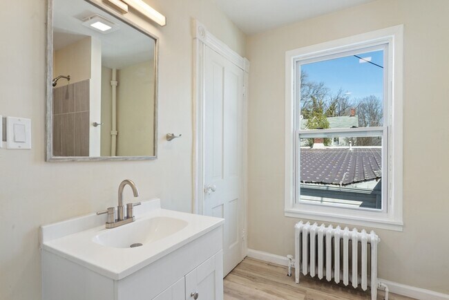 Building Photo - 5 Bedroom Single Family in Brunswick