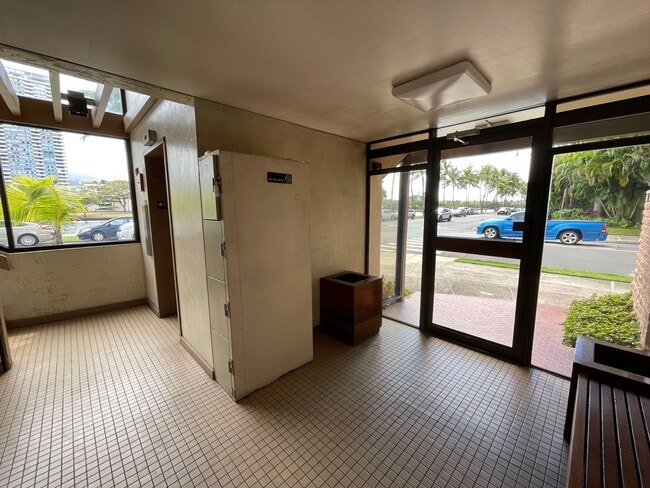 Building Photo - Regency Ala Wai Condo - FURNISHED 1 bedroo...