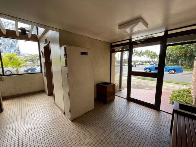 Building Photo - Regency Ala Wai Condo - FURNISHED 1 bedroom unit, Utilities Included - no parking - Avail now!