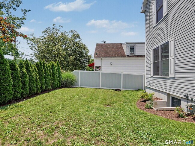 Building Photo - 604 Newfield Ave