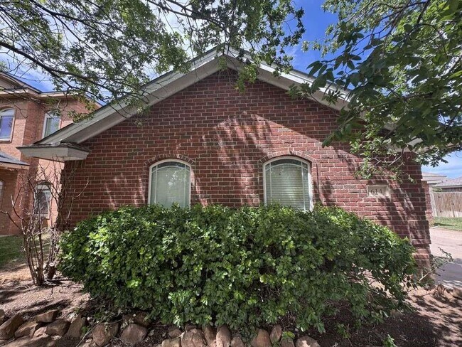 Building Photo - 614 N 7th St