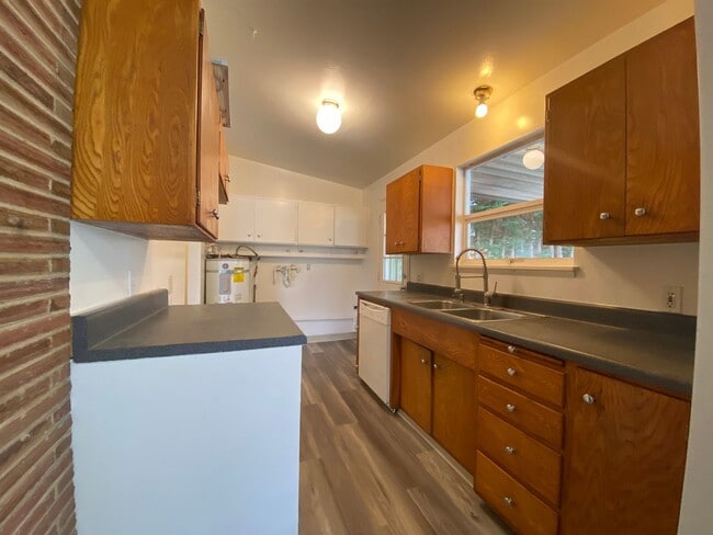 Building Photo - Des Moines Rambler w/ Large yard