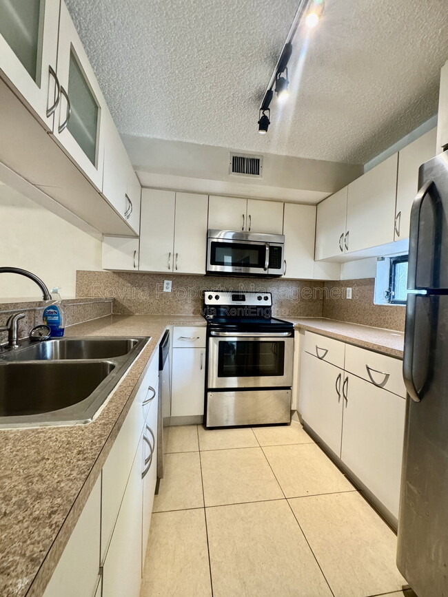 Building Photo - 2180 Brickell Ave