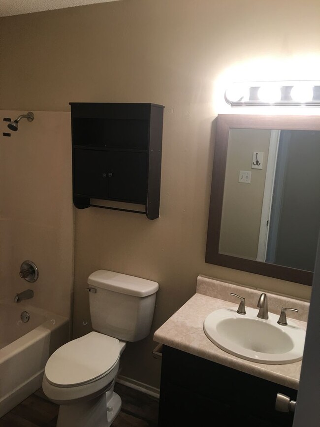 Building Photo - 3 Bed 1 Bath Home