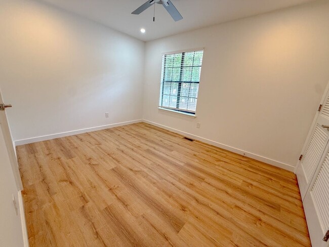 Building Photo - Welcome to this beautifully updated 2-bedroom, 2.5-bath lakeside condo in the highly sought-after...
