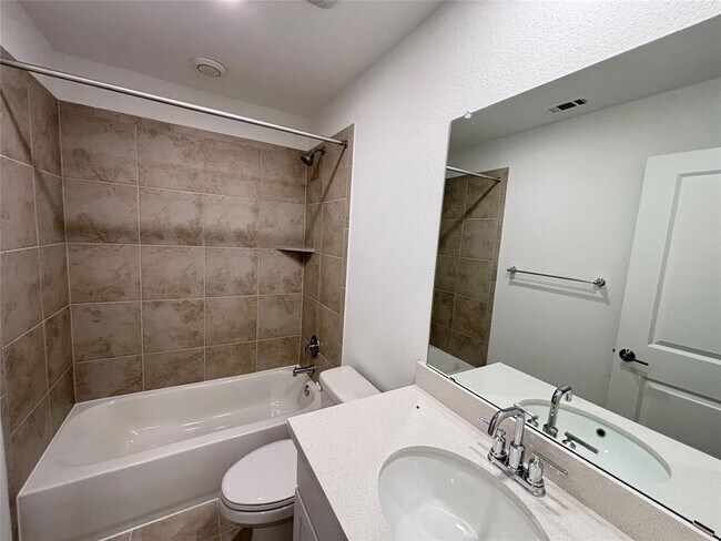 Building Photo - 562 Papaya Dr