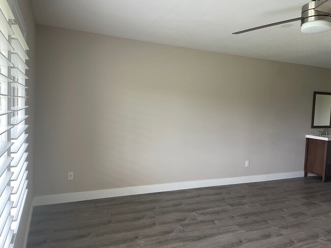 Building Photo - Gorgeous Upper Unit Condo in Fairway Knoll...