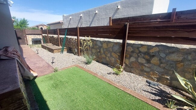 Building Photo - Backyard Oasis!!!  Beautiful 4 bedroom 2.5 bathroom 2 story home on corner lot!