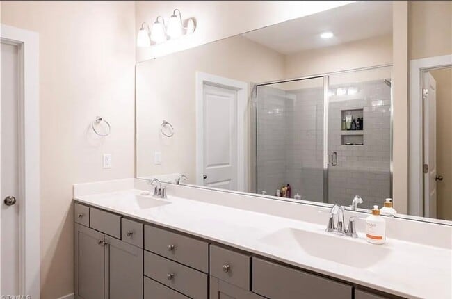 Building Photo - Beautiful 3Bed/2.5Bath Townhome located in...