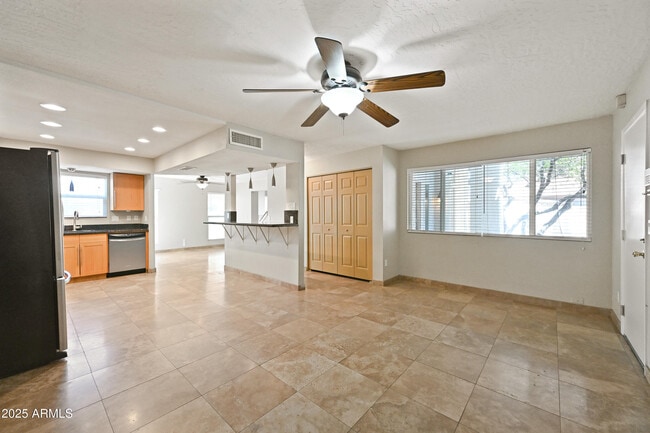 Building Photo - 1022 W Estrella Dr