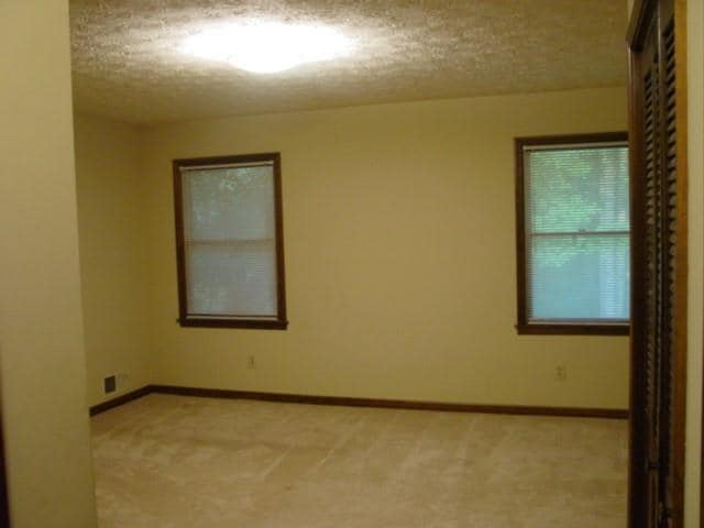 Building Photo - 220 Lantern Ridge Ct
