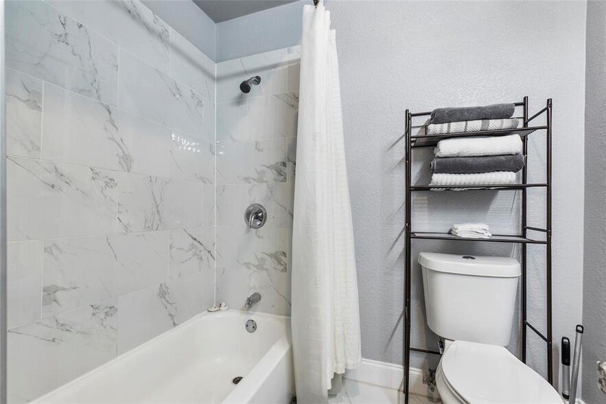 Building Photo - Spacious Victory Gardens home near Trammell Crow Park